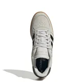 Championes Adidas Breaknet Sleek color gris claro con detalles en negro y suela marrón.