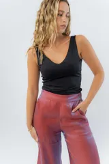 Top negro de calce ajustado con escote en V profundo en el frente y en la espalda. Confeccionado en tejido elástico de viscosa y elastano.