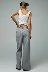Pantalón de jean celeste de tiro alto, corte wide leg, con cinco bolsillos y cierre frontal con cremallera y botón.