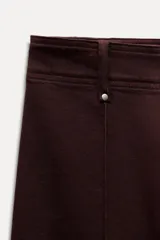 Pantalón de jean azul oscuro, de tiro alto y corte wide leg.