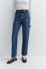 Pantalón de jean celeste de tiro alto, corte recto, con cinco bolsillos y cierre frontal con cremallera y botón metálico.