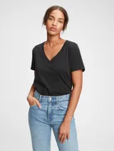 Remera blanca de algodón con cuello en V y mangas cortas. Corte clásico.