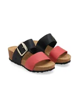 Sandalia de cuero rústico encerado color negro y rojo, con plataforma ergonómica de corcho flexible y hebilla metálica. Diseñada en Uruguay y fabricada en colaboración con Relaxshoe.