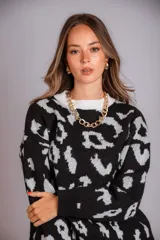Sweater de punto color crudo con estampado animal print marrón.