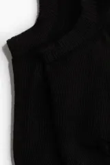 Pack de tres pares de medias cortas negras de punto fino, diseñadas para no verse. Cuentan con borde de silicona en la parte posterior del talón para evitar que se deslicen.