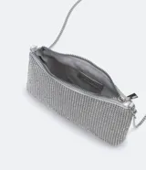 Bolso bandolera plateado con detalles de strass, correa de cadena y cierre de cremallera.