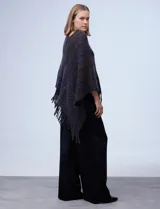 Poncho en tejido soft con terminación asimétrica y flecos, de marca Barrington.