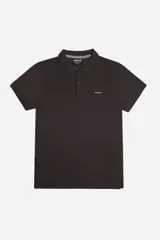 Chomba color marrón con cuello clásico, tapeta de dos botones y logo estampado en el pecho.