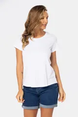 Remera blanca de algodón con cuello redondo y mangas cortas.