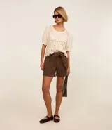 Short corto color marrón, de tiro medio, con cinturón de la misma tela y bolsillos laterales.