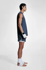 Musculosa deportiva azul marino de tejido funcional DryMove™ con cuello redondo ribeteado acanalado y espalda algo más larga.
