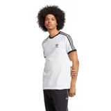 Remera Adidas de hombre, color blanco con cuello y mangas con borde azul marino. Presenta las tres rayas características de la marca en azul marino sobre los hombros y el logo bordado en el pecho.