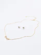 Conjunto de collar dorado con dije de infinito con strass y aros dorados con strass.