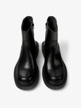 Bota de media caña color negro, confeccionada en nobuk, con plantilla OrthoLite reciclada y suela XL EXTRALIGHT de EVA. Tiene forro interior de piel vacuna y tacón de 3,3 cm.