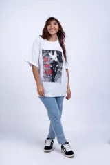 Remeron oversize blanco con estampado gráfico en la parte frontal que presenta un diseño llamativo.