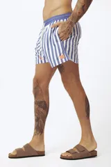 Short de baño con estampado de hojas de palmera en tonos beige, verde y naranja.