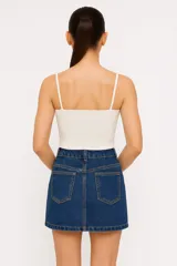 Musculosa blanca de algodón con breteles finos, corte al cuerpo y escote profundo.