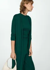 Cárdigan largo de punto fino color verde esmeralda, con cuello en pico y mangas largas.