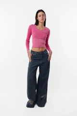 Top fucsia de morley mangas largas con abertura en escote y recorte por debajo del busto.