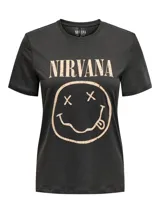 Remera de algodón orgánico color gris oscuro con efecto desgastado, cuello redondo y mangas cortas. Presenta un estampado frontal grande con el nombre "NIRVANA" en la parte superior y el icónico logo de la cara sonriente con ojos 'X' y boca 'T' en color beige claro.