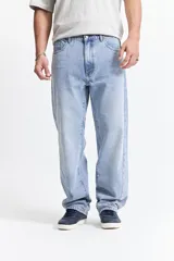 Pantalón jean celeste de corte amplio y tiro medio.