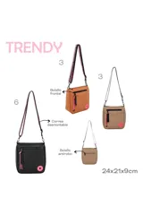 Bandolera negra con correa ancha estampada en blanco y rosa. Tiene un bolsillo externo con cierre y aplique circular rosa con un corazón blanco.