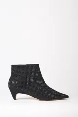 Botineta de cuero negro con punta afilada y apliques brillantes, cierre lateral interno y taco tipo kitten heel.