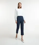 Blusa color lila confeccionada en crepé, con escote redondo y mangas largas con puños elásticos.