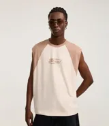 Musculosa de algodón color beige con cuello y sisas en color tostado. Estampado frontal con el logo de la marca Deadly Insane.