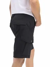 Bermuda negra de estilo cargo, con corte clásico y confeccionada en una mezcla de nylon y spandex. Presenta bolsillos laterales y traseros, incluyendo bolsillos cargo en los muslos, uno con cierre y otro con botón.