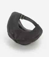 Gorra gris de sarga con visera curva y ajuste trasero.