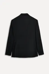Blazer negro de lana con cuello solapa de muesca, manga larga con hombreras y botones, bolsillos delanteros con solapa y bolsillo de vivo en el pecho.