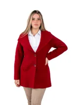 Abrigo de lana rojo con botones frontales y cuello ancho, de corte elegante y cómodo.