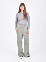 Remera de manga larga confeccionada en tejido de punto acanalado, con cuello redondo y calce ajustado al cuerpo.