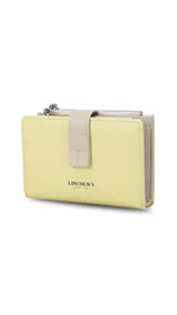 Billetera color amarillo pastel con cierre de cremallera y presilla con broche. Incluye espacio para tarjetas, billetes y monedero con cierre.