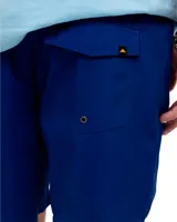 Short de baño azul con cintura elastizada, cordón de ajuste y logo de triángulo amarillo en la pierna derecha.