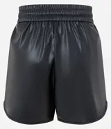 Short negro de cuero sintético, corte runner, con cintura elástica ajustable con cordón y bolsillos laterales.