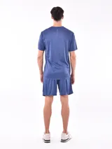 Remera verde militar de poliéster con cuello redondo y mangas cortas. Ideal para actividades deportivas.