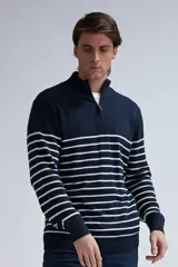 Sweater de punto azul marino con rayas horizontales blancas, cuello alto con cierre de medio cierre y mangas largas.