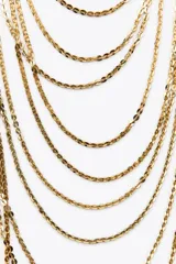 Collar dorado con múltiples cadenas de diferente longitud y cierre de mosquetón.