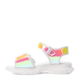 Sandalias plateadas con efecto tornasol, con ajuste de velcro en el tobillo y en el empeine, y suela blanca de goma.