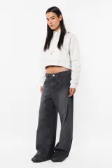 Buzo crop de frisa gamuzada color beige. Diseño con bolsillo canguro delantero, capucha con forrería interna, ojalillos metálicos de marca, cordón ajustable con punteras metálicas, puños y cintura en rib.