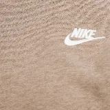Buzo Nike Club Fleece color marrón claro con logo pequeño bordado en blanco en el pecho.