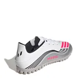 Championes de fútbol 5 Adidas F50 Messi Club TF, blancos con detalles en negro y rosa. Inspirados en Lionel Messi, con suela Turf (TF) para canchas sintéticas y exterior sintético.