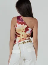 Top asimétrico con estampado floral en tonos rojo, amarillo y blanco. Forrado en doble tela opaca.