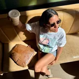 Remera blanca de algodón con estampado de una medusa en tonos pastel.