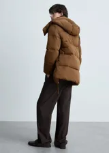 Campera puffer marrón con capucha, cierre frontal con cremallera y botones a presión, bolsillos laterales y puños elásticos.