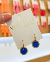 Par de aros dorados con forma de argolla y dije circular azul con borde de strass.