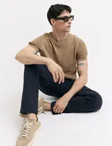 Pantalón de vestir color marrón claro, de corte recto y tiro medio.