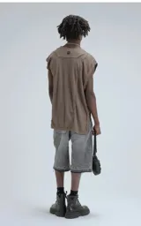 Sudadera sin mangas (tipo chaleco) de tejido liviano acanalado, color marrón chocolate, con calce amplio y recortes superpuestos que generan textura.